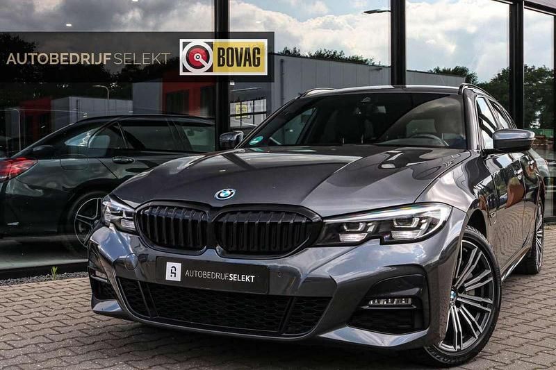 Grijs Gebruikt 2022 BMW 330e M Sport Stationwagen | € 33.900 (Goede deal) - Afbeelding 1/4