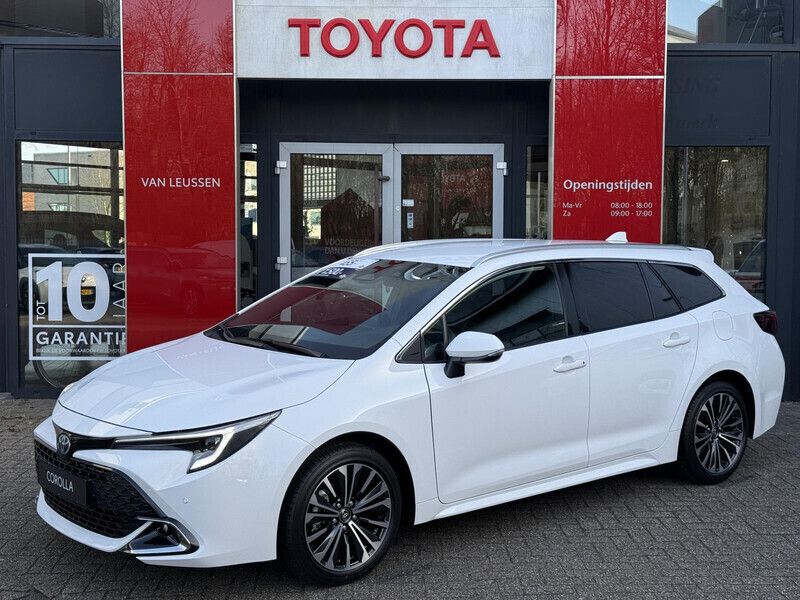 Wit Nieuw 2025 Toyota Corolla Hybrid Business Edition Stationwagen | € 38.870 - Afbeelding 1/4