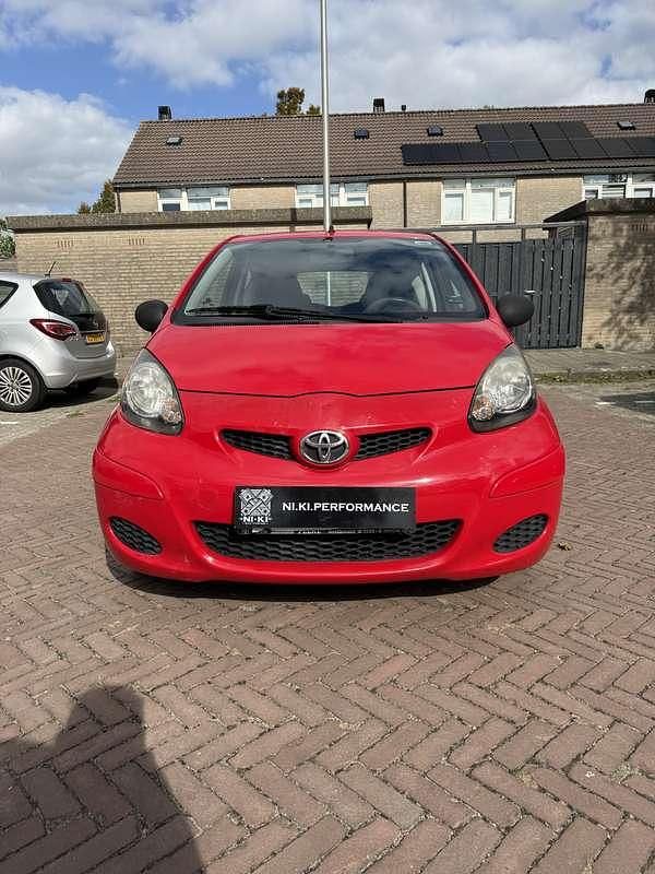 Rood Gebruikt 2009 Toyota Aygo Hatchback | € 3.500 (Eerlijke prijs) - Afbeelding 1/4