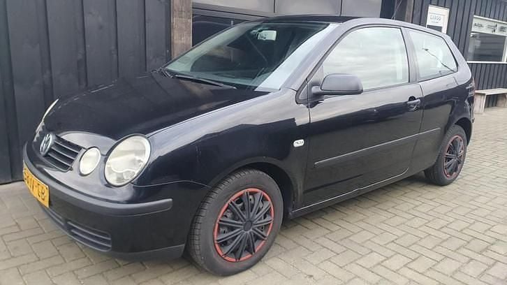 Zwart (metallic) Gebruikt 2002 VW Polo Hatchback | € 495 (Super prijs) - Afbeelding 1/4