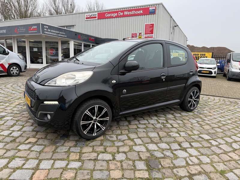 Zwart Gebruikt 2013 Peugeot 107 Envy Hatchback | € 4.450 (Eerlijke prijs) - Afbeelding 1/4