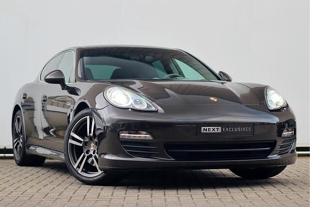 Grijs Gebruikt 2011 Porsche Panamera Sport Sedan | € 39.950 (Eerlijke prijs) - Afbeelding 1/4