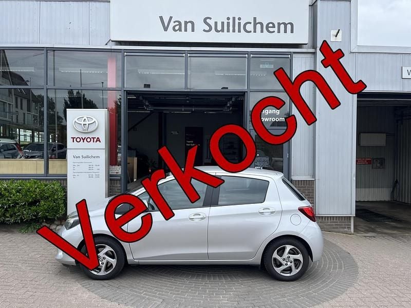 Grijs Gebruikt 2016 Toyota Yaris Hybrid Trend Hatchback | € 9.995 (Eerlijke prijs) - Afbeelding 1/4