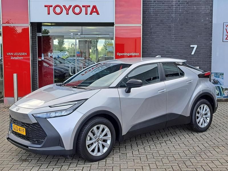 Grijs Gebruikt 2024 Toyota C-HR Active SUV | € 31.400 (Duur) - Afbeelding 1/4