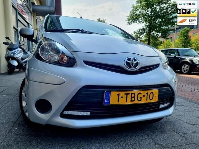 Grijs Gebruikt 2014 Toyota Aygo Hatchback | € 6.250 (Eerlijke prijs) - Afbeelding 1/4