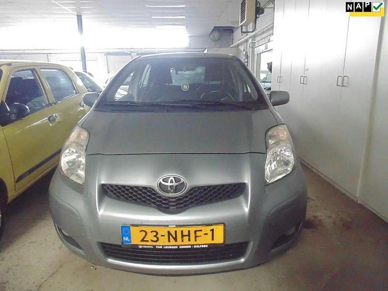 Grijs Gebruikt 2010 Toyota Yaris Hatchback | € 3.749 (Eerlijke prijs) - Afbeelding 1/4