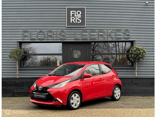 Rood Occasion 2014 Toyota Aygo X-play Hatchback | € 4.450 (Goede deal) - Afbeelding 1/4