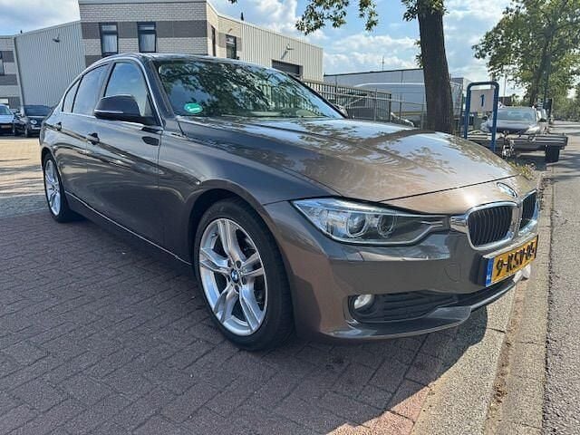 Bruin Gebruikt 2013 BMW 320 Efficient Dynamics Sedan | € 10.950 (Eerlijke prijs) - Afbeelding 1/4