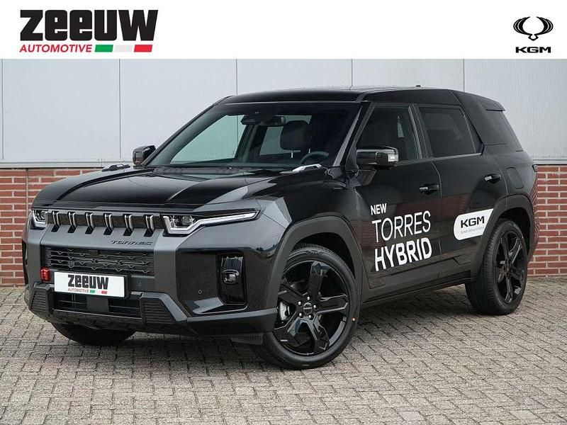 Zwart Nieuw 2025 Ssangyong (KGM) Torres SUV | € 50.750 - Afbeelding 1/4