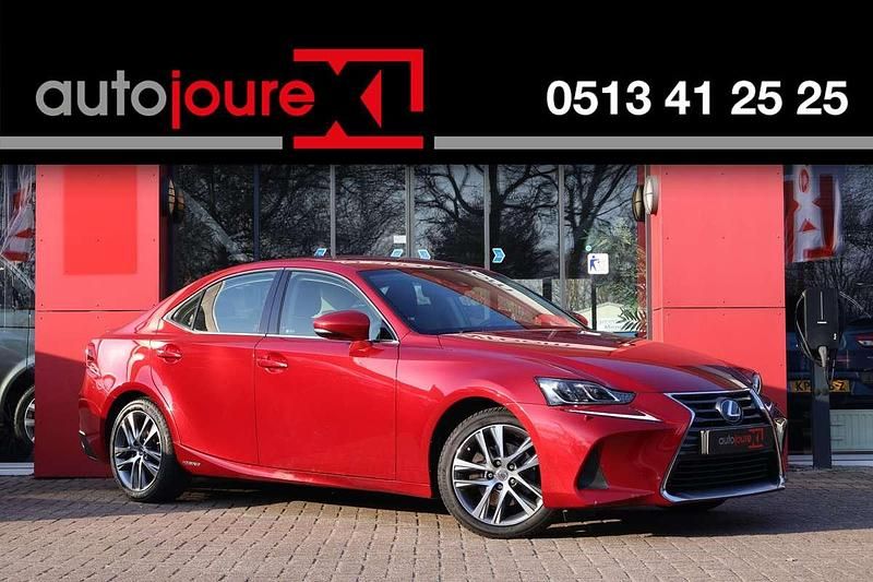 Rood (metallic) Occasion 2020 Lexus IS300h Business Edition Sedan | € 24.950 (Eerlijke prijs) - Afbeelding 1/4