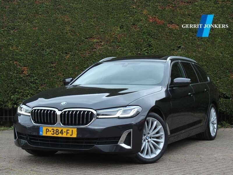 Grijs, metallic lak Gebruikt 2022 BMW 520 Comfort Edition Stationwagen | € 34.900 (Goede deal) - Afbeelding 1/4
