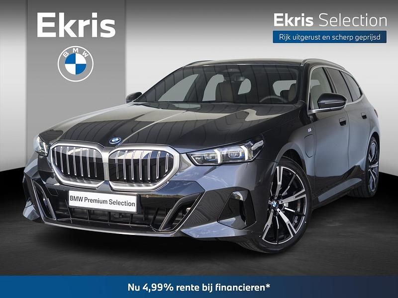 Grijs Gebruikt 2025 BMW 530e M Sport Stationwagen | € 64.900 - Afbeelding 1/4