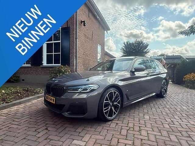 Grijs Gebruikt 2021 BMW 540 Executive Stationwagen | € 54.750 (Duur) - Afbeelding 1/4