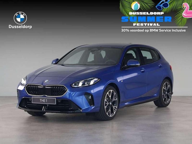 Blauw Nieuw 2025 BMW 120 M Sport Hatchback | € 53.174 (Eerlijke prijs) - Afbeelding 1/4