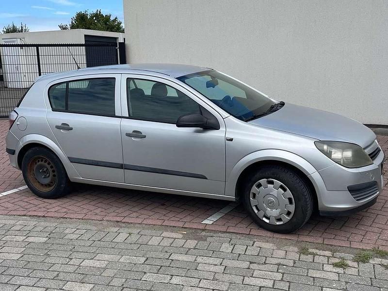 Zilver Gebruikt 2005 Opel Astra Essentia Hatchback | € 1.700 (Eerlijke prijs) - Afbeelding 1/4