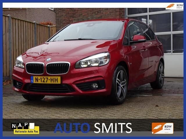 Rood (metallic) Gebruikt 2017 BMW 218 Executive Stationwagen | € 15.950 (Goede deal) - Afbeelding 1/4