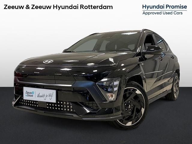 Abyss black metallic (a2b) (donker zwart) Occasion 2026 Hyundai Kona N Line SUV | € 38.950 (Eerlijke prijs) - Afbeelding 1/1
