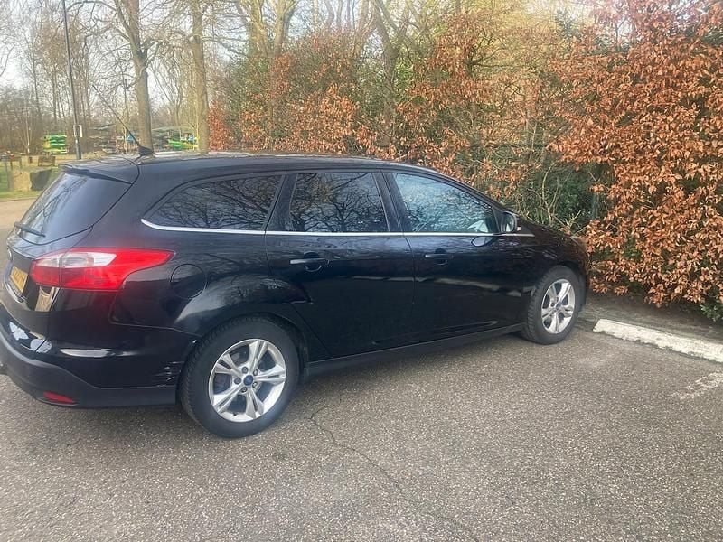 Zwart (metallic) Occasion 2012 Ford Focus Titanium Stationwagen | € 2.950 (Goede deal) - Afbeelding 1/4