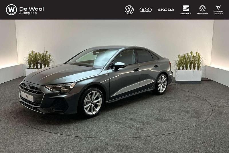 Grijs Nieuw 2025 Audi A3 Ambiente Sedan | € 45.495 (Eerlijke prijs) - Afbeelding 1/4