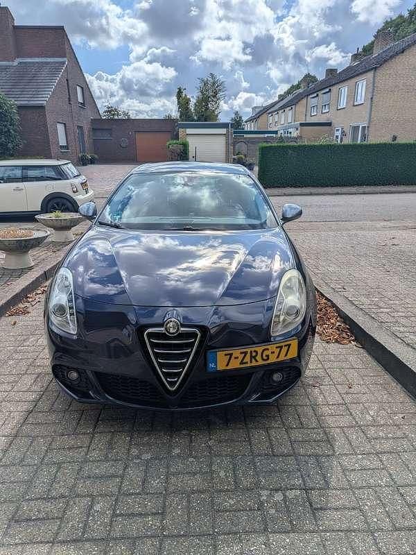 Blauw Gebruikt 2011 Alfa Romeo Giulietta Distinctive Hatchback | € 6.000 (Eerlijke prijs) - Afbeelding 1/4