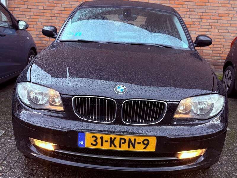 Zwart Gebruikt 2010 BMW 118 Hatchback | € 5.400 (Eerlijke prijs) - Afbeelding 1/4