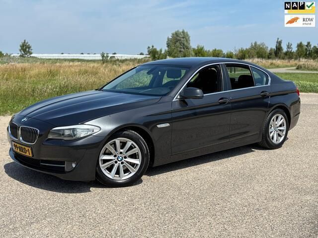 Grijs Gebruikt 2010 BMW 523 Executive Sedan | € 10.450 (Eerlijke prijs) - Afbeelding 1/4