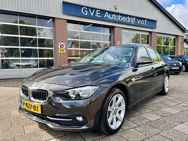Bruin Gebruikt 2017 BMW 318 Executive Sedan | € 14.995 (Super prijs) - Afbeelding 1/4