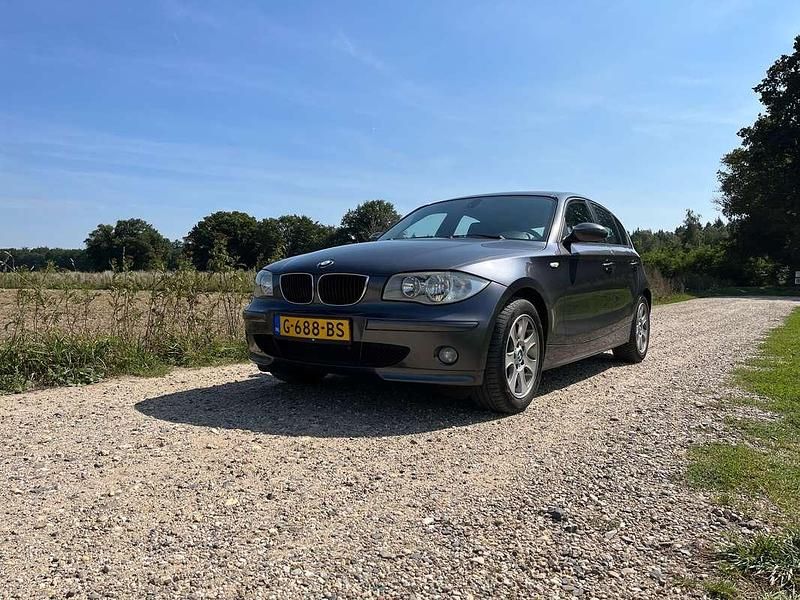 Grijs Gebruikt 2004 BMW 120 Hatchback | € 3.499 (Eerlijke prijs) - Afbeelding 1/4
