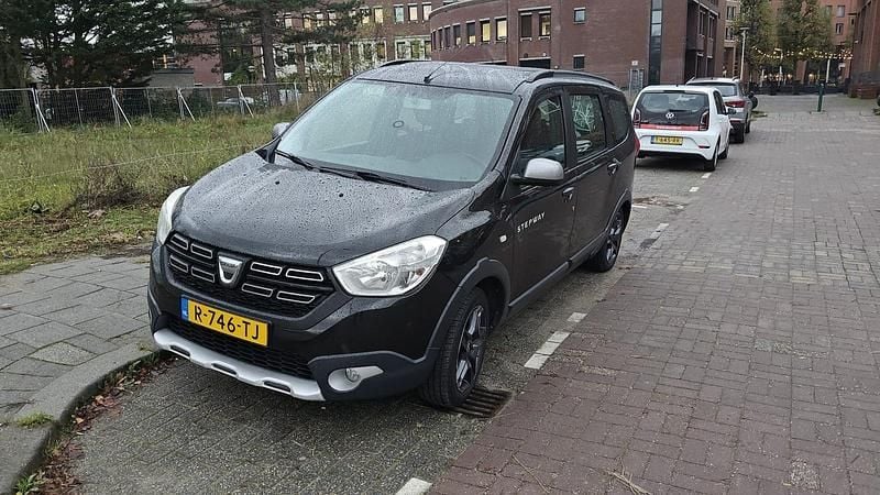 Zwart (metallic) Gebruikt 2017 Dacia Lodgy Stepway MPV | € 7.000 (Super prijs) - Afbeelding 1/4