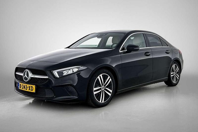 Zwart Gebruikt 2021 Mercedes A180 Business Sedan | € 23.945 (Super prijs) - Afbeelding 1/4