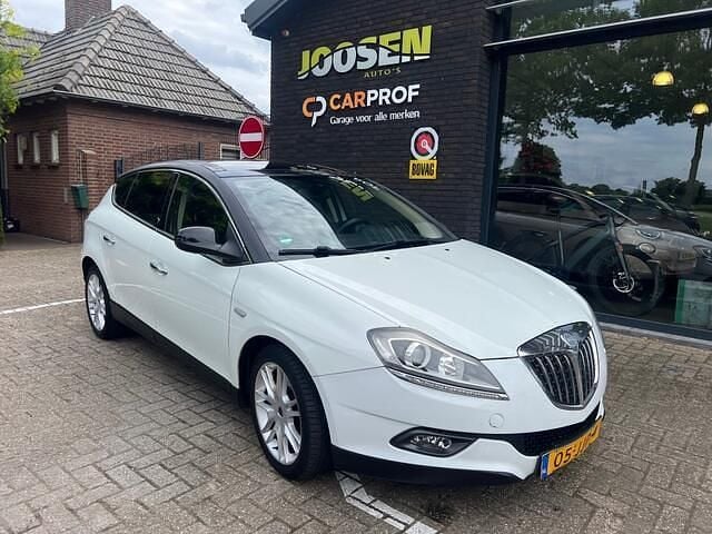Wit, andere lak Gebruikt 2009 Lancia Delta Hatchback | € 5.450 (Eerlijke prijs) - Afbeelding 1/4