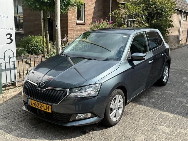 Grijs, metallic lak Gebruikt 2021 Skoda Fabia Ambition Hatchback | € 10.650 (Eerlijke prijs) - Afbeelding 1/4