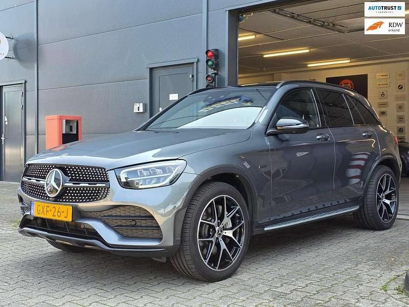 Grijs Occasion 2020 Mercedes GLC300e Premium Plus SUV | € 41.940 (Iets duurder) - Afbeelding 1/4
