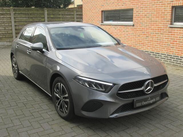 Grijs Gebruikt 2023 Mercedes A200 Advanced Hatchback | € 30.500 (Eerlijke prijs) - Afbeelding 1/4