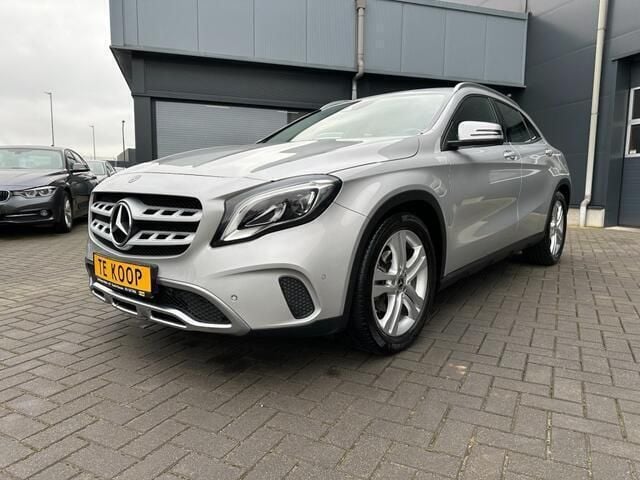 Grijs, metallic lak Gebruikt 2018 Mercedes GLA180 Business SUV | € 21.450 (Goede deal) - Afbeelding 1/4