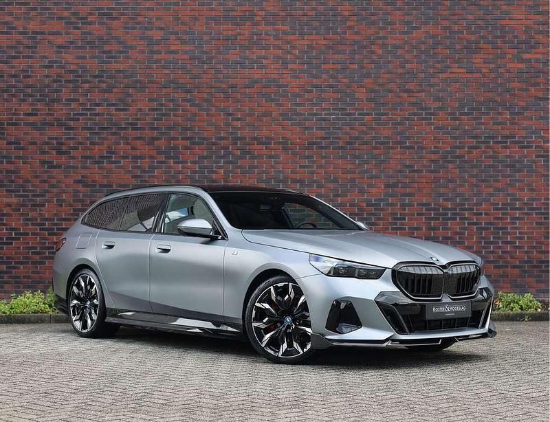 Grijs, metallic lak Gebruikt 2025 BMW 530 M Performance Stationwagen | € 86.950 - Afbeelding 1/4