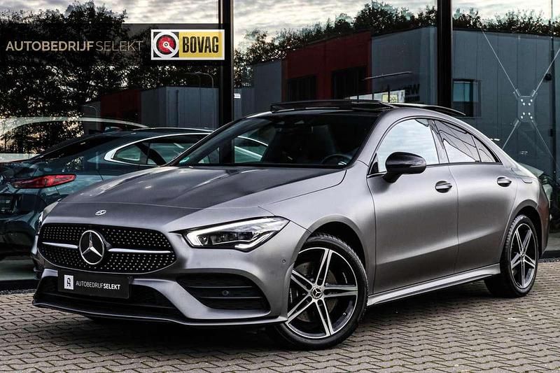 Grijs Gebruikt 2022 Mercedes CLA250e AMG Sedan | € 36.900 (Iets duurder) - Afbeelding 1/4