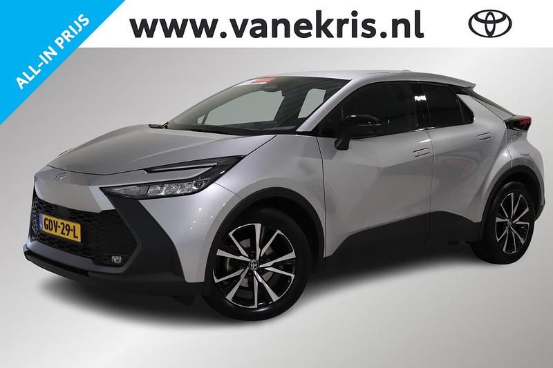 Grijs Gebruikt 2024 Toyota C-HR+ SUV | € 30.798 - Afbeelding 1/4