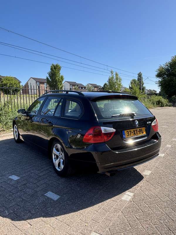 Zwart Gebruikt 2007 BMW 318 Stationwagen | € 2.950 (Eerlijke prijs) - Afbeelding 1/4