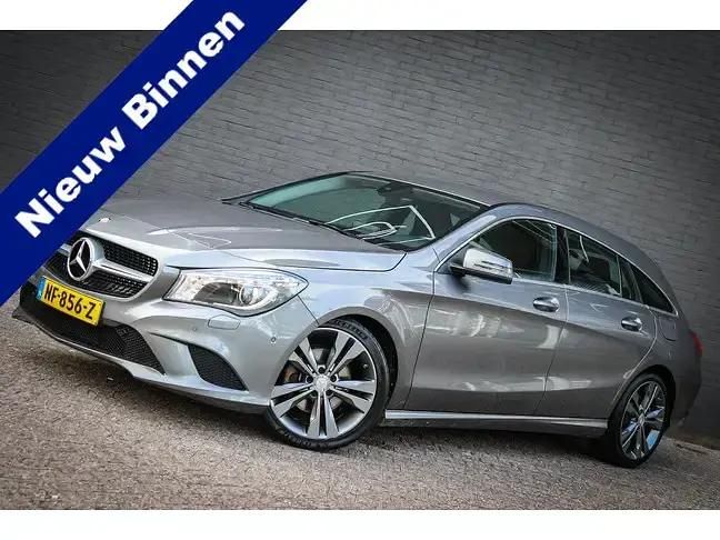 Grijs, metallic lak Gebruikt 2016 Mercedes CLA180 Shooting Brake OrangeArt Edition Stationwagen | € 15.950 (Eerlijke prijs) - Afbeelding 1/4