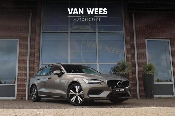 Grijs Occasion 2021 Volvo V60 Momentum Stationwagen | € 22.450 (Eerlijke prijs) - Afbeelding 1/3