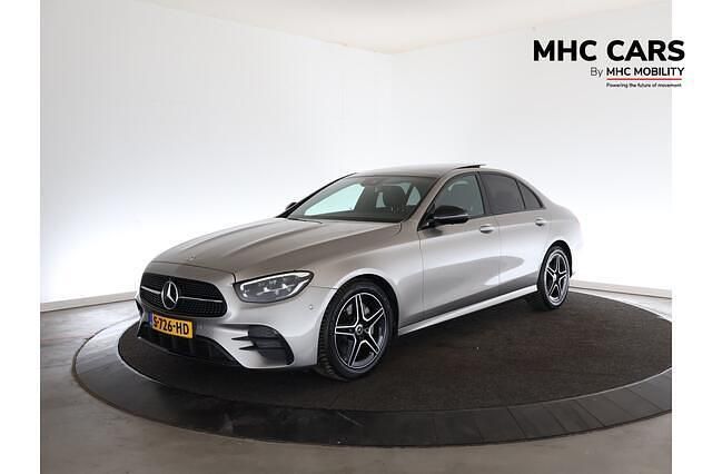 Grijs Gebruikt 2023 Mercedes E200 Business Sedan | € 41.700 - Afbeelding 1/4