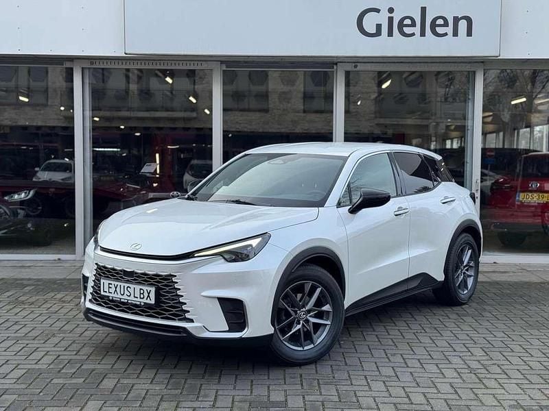 Wit (metallic) Occasion 2024 Lexus LBX SUV | € 33.900 (Goede deal) - Afbeelding 1/4