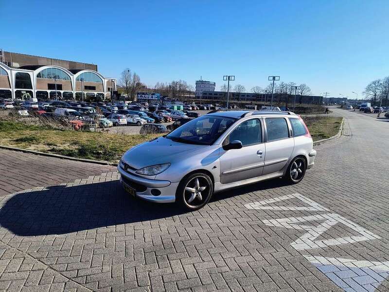 Grijs Gebruikt 2004 Peugeot 206 Griffe Stationwagen | € 925 (Goede deal) - Afbeelding 1/4