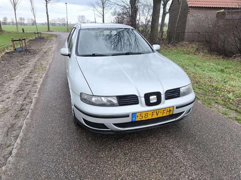 Grijs Occasion 2000 Seat Leon Stella Hatchback | € 1.250 (Iets duurder) - Afbeelding 1/4