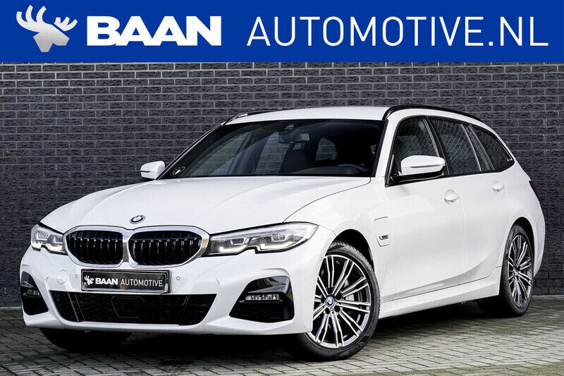 Wit Gebruikt 2022 BMW 330e M Sport Stationwagen | € 49.900 - Afbeelding 1/4