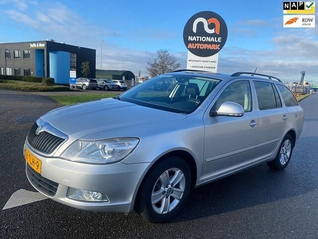 Grijs Occasion 2012 Skoda Octavia Ambition Stationwagen | € 1.995 (Goede deal) - Afbeelding 1/4