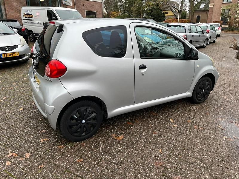 Occasion Toyota Aygo 68 PK (50 kW) 2007 Grijs (metallic) Hatchback