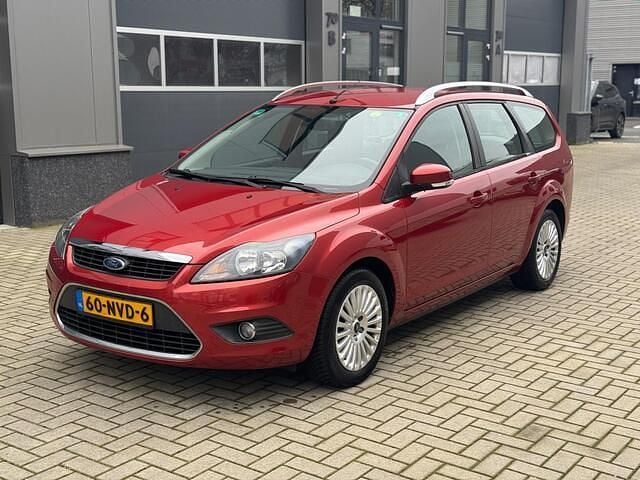 Oranje (metallic) Gebruikt 2010 Ford Focus Limited Stationwagen | € 2.350 (Eerlijke prijs) - Afbeelding 1/4