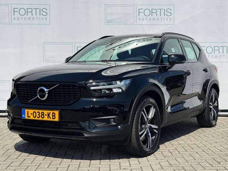 Zwart Gebruikt 2021 Volvo XC40 R-Design SUV | € 29.900 (Eerlijke prijs) - Afbeelding 1/4